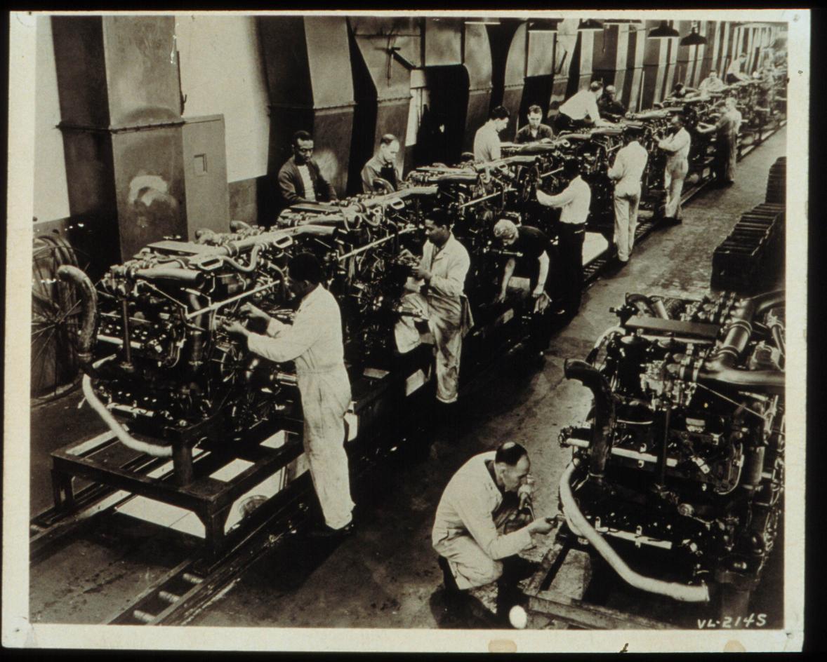 Multibank tank engine final assembly line at Chryslers Jefferson Plant, Detroit, 1942.